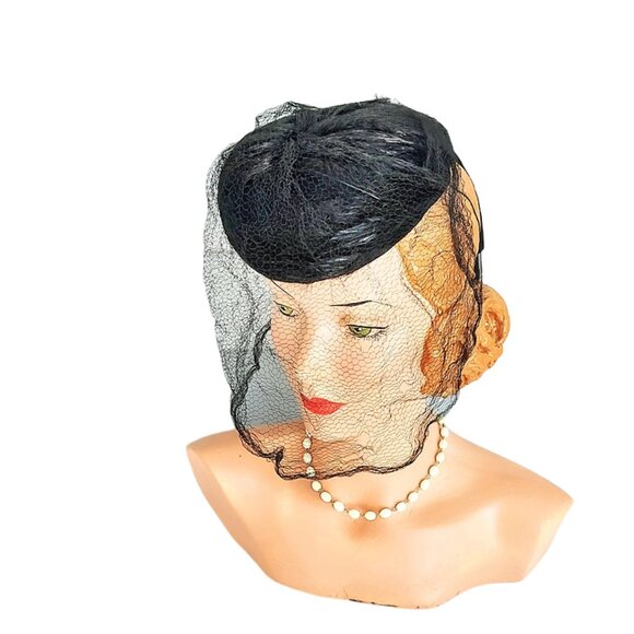 Genuine 1940s True Vintage Black Tilt Hat Covered In Black Feathers And Velvet - Picture 4 of 7